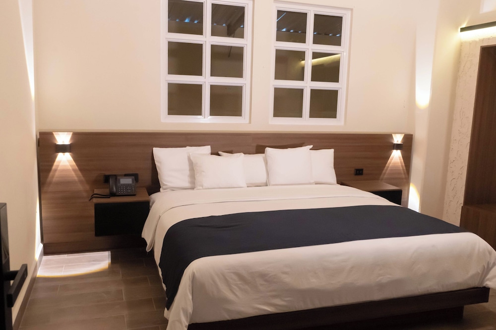 Suite, 1 King Bed, City View