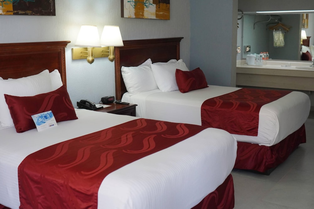 Room, 2 Double Beds, Non Smoking (Accesible) - Photo 5