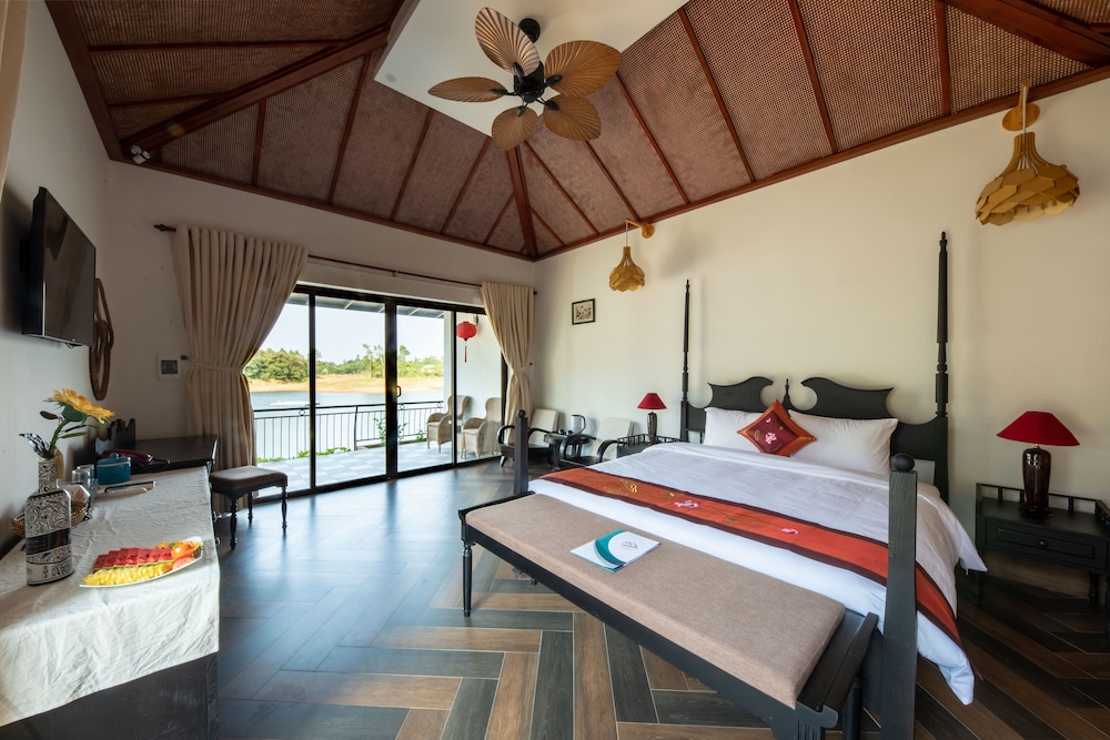 Grand Villa, 1 King Bed, Lake View, Lakeside photo 2