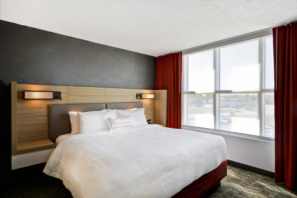 Suite, 1 King Bed with Sofa bed (Mobility Accessible, Roll-In Shower) - Photo 1