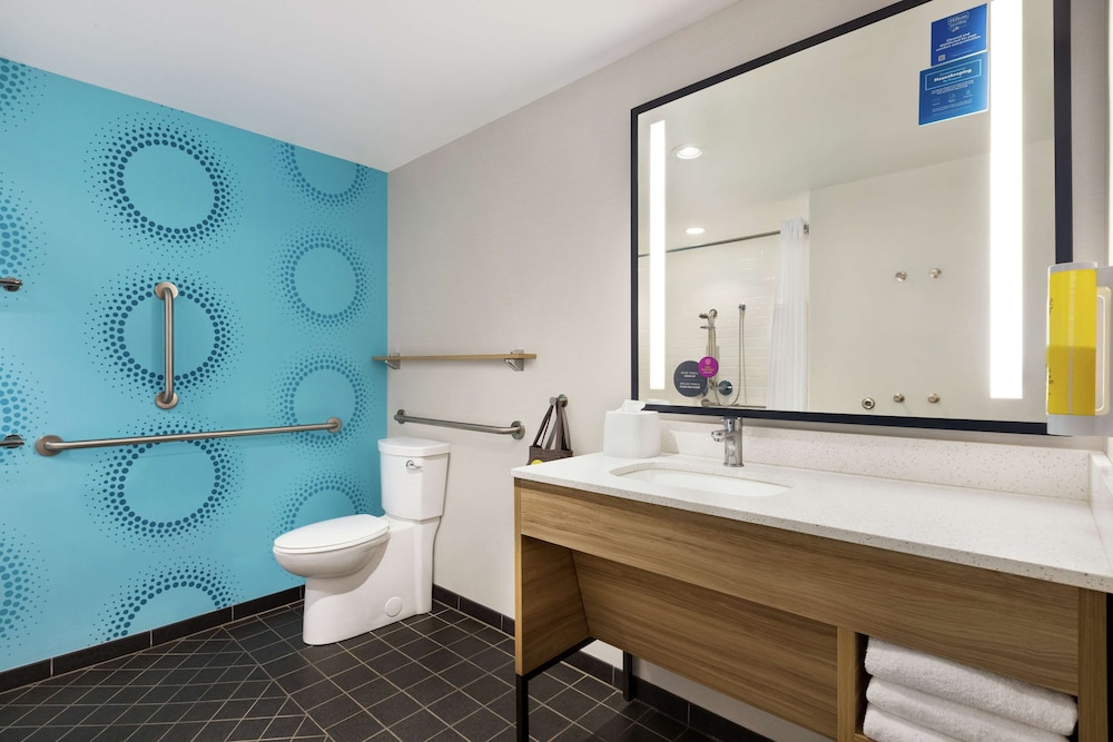 Room, 2 Queen Beds, Accessible (Roll-In Shower) - Photo 2