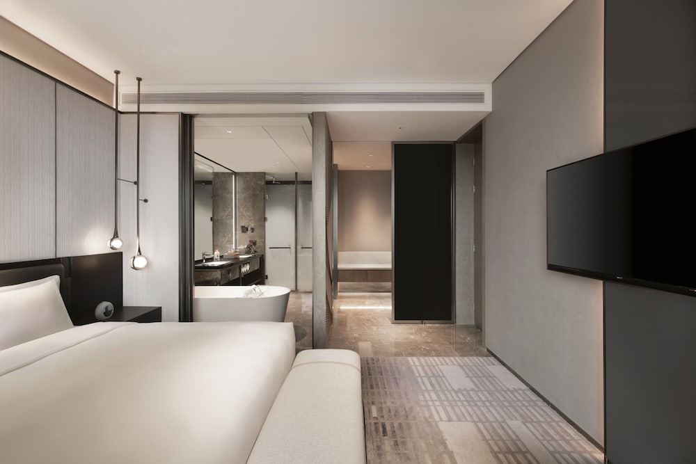 Suite, 1 Bedroom (High Floor) - Photo 1