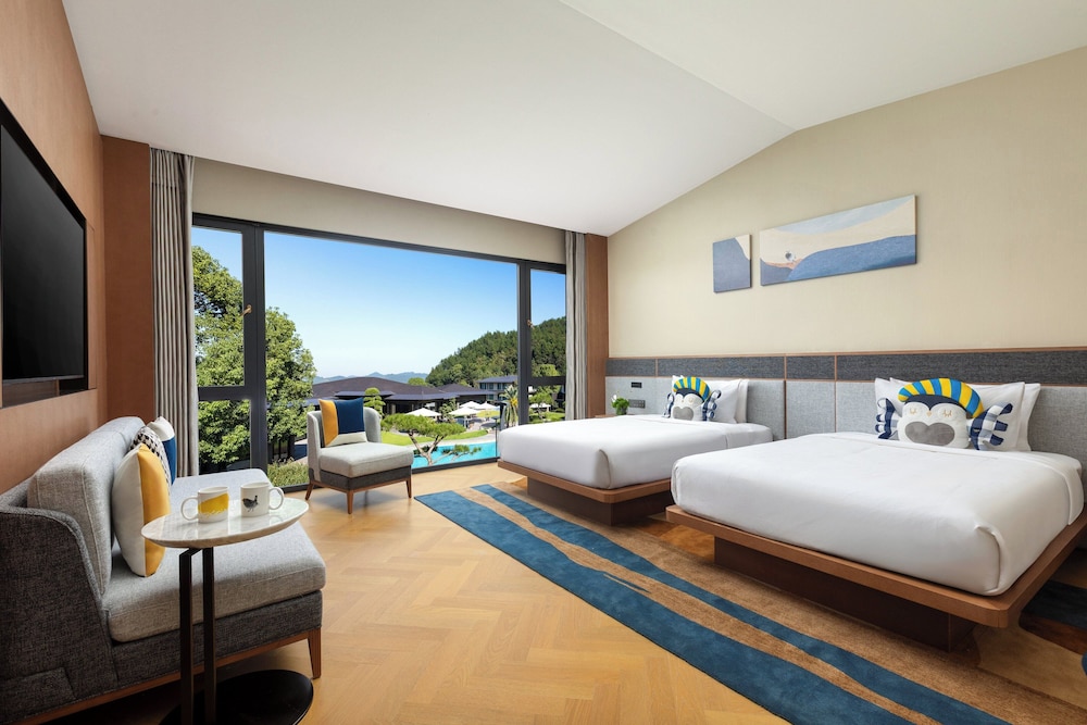 Standard Room, 1 King Bed photo 3