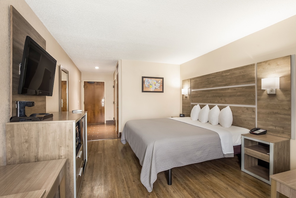 Standard Room, 1 King Bed, Non Smoking - Photo 5