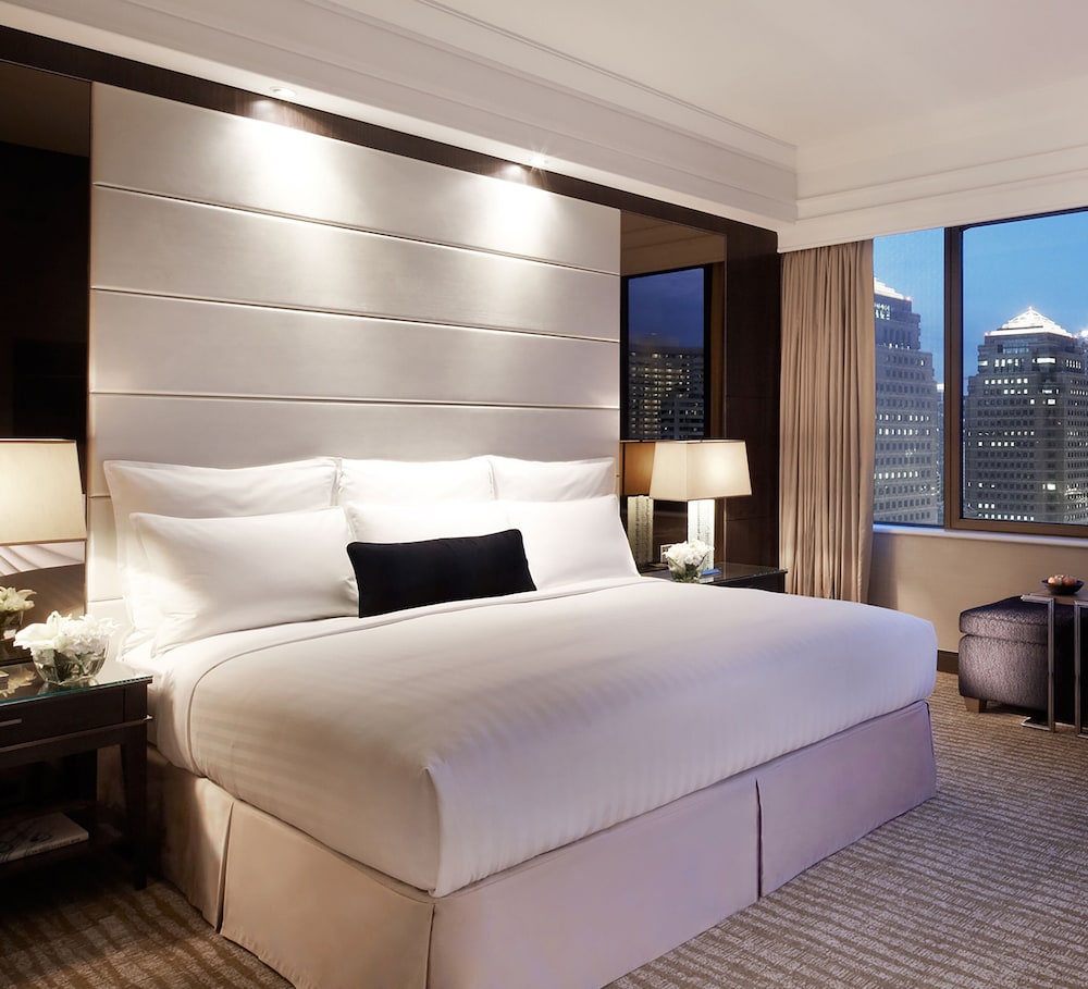Premier Room, 1 King Bed photo 3