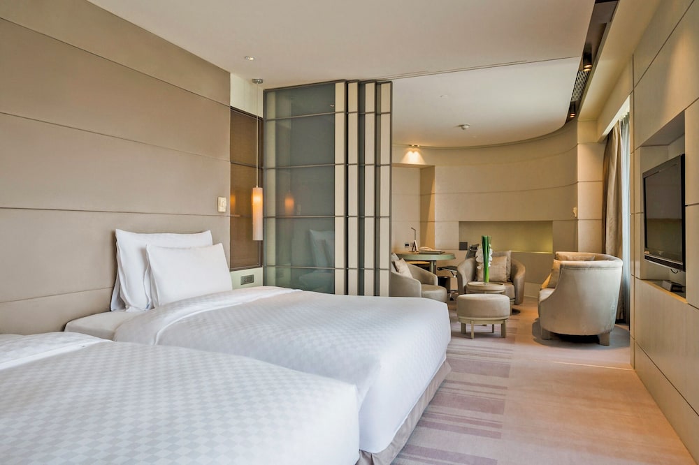 New Year Suite Package (2 Queen Beds)