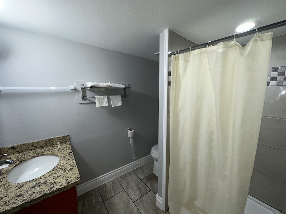 Standard Room, 2 Queen Beds - Photo 8