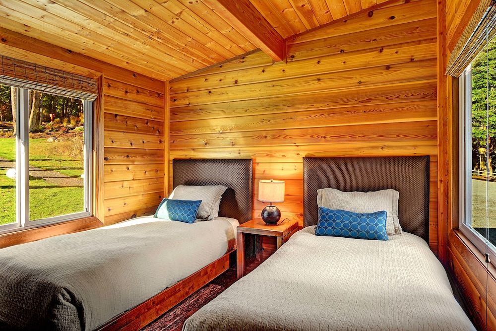 Luxury 2 Bedroom Cabin, Queen and 2 Twins, Harbor View