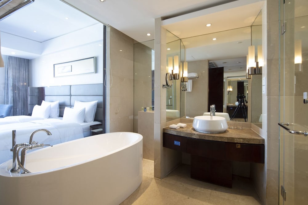 Executive Suite, 1 King Bed, Non Smoking photo 2