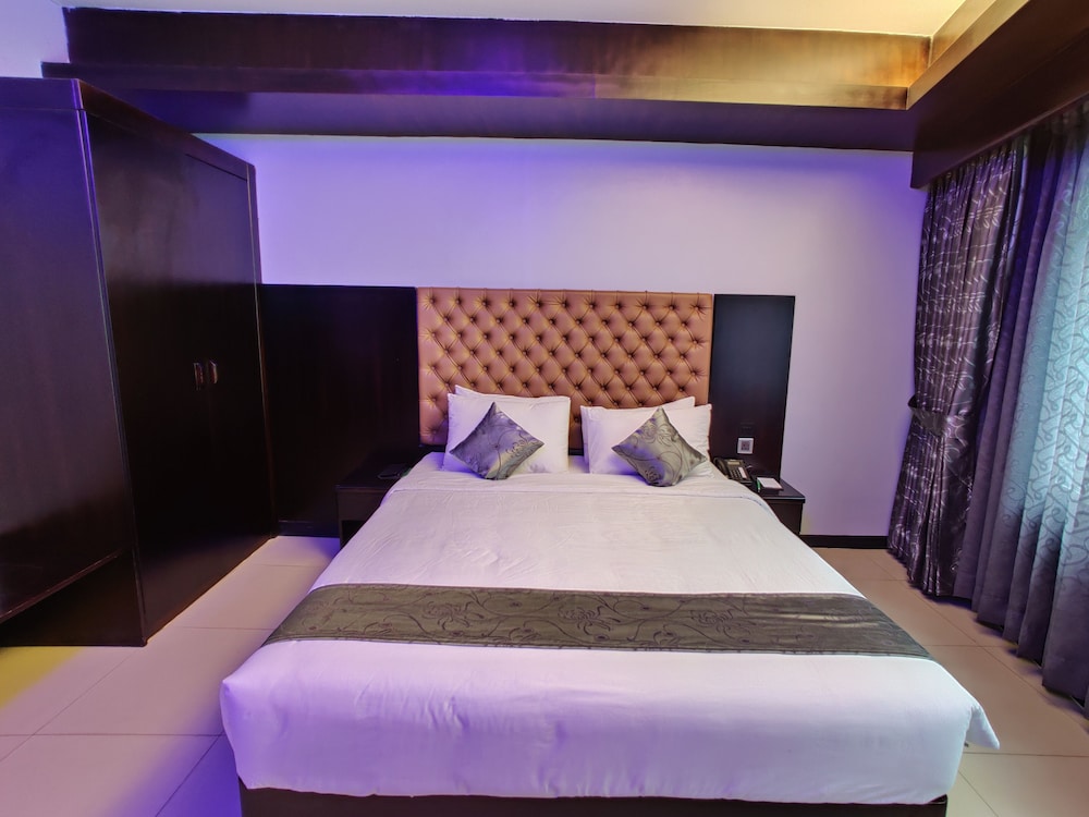 Standard Single Room, 1 Queen Bed, Non Smoking, Pool Access photo 3