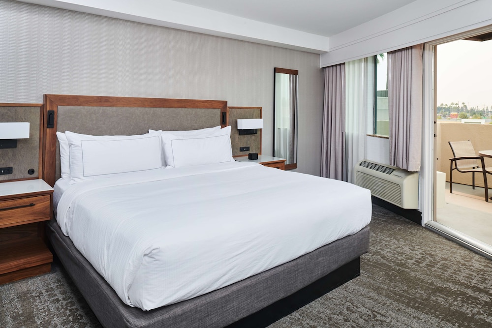 Suite, 1 King Bed, Balcony - Photo 9
