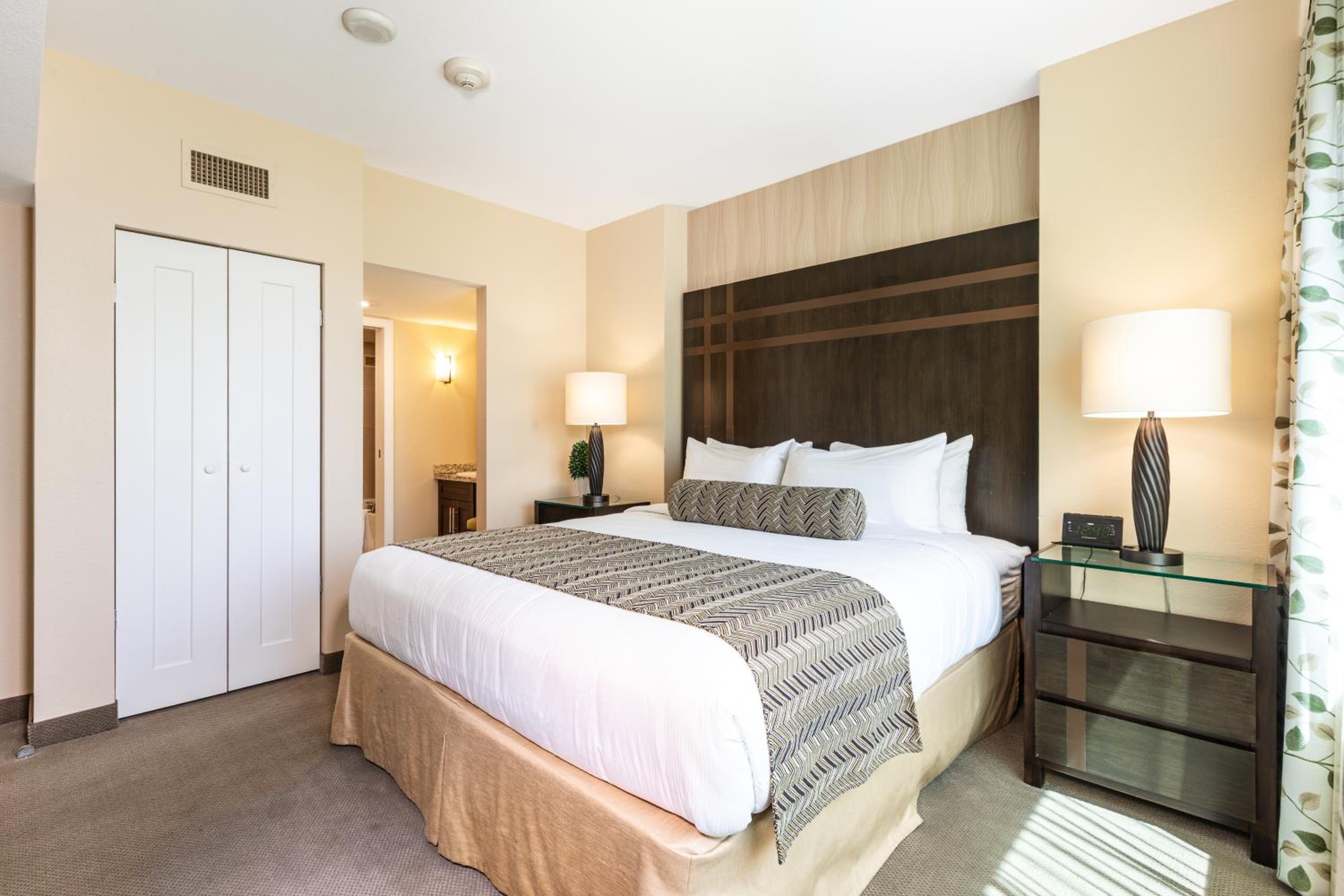 Suite with Pool View - Photo 7
