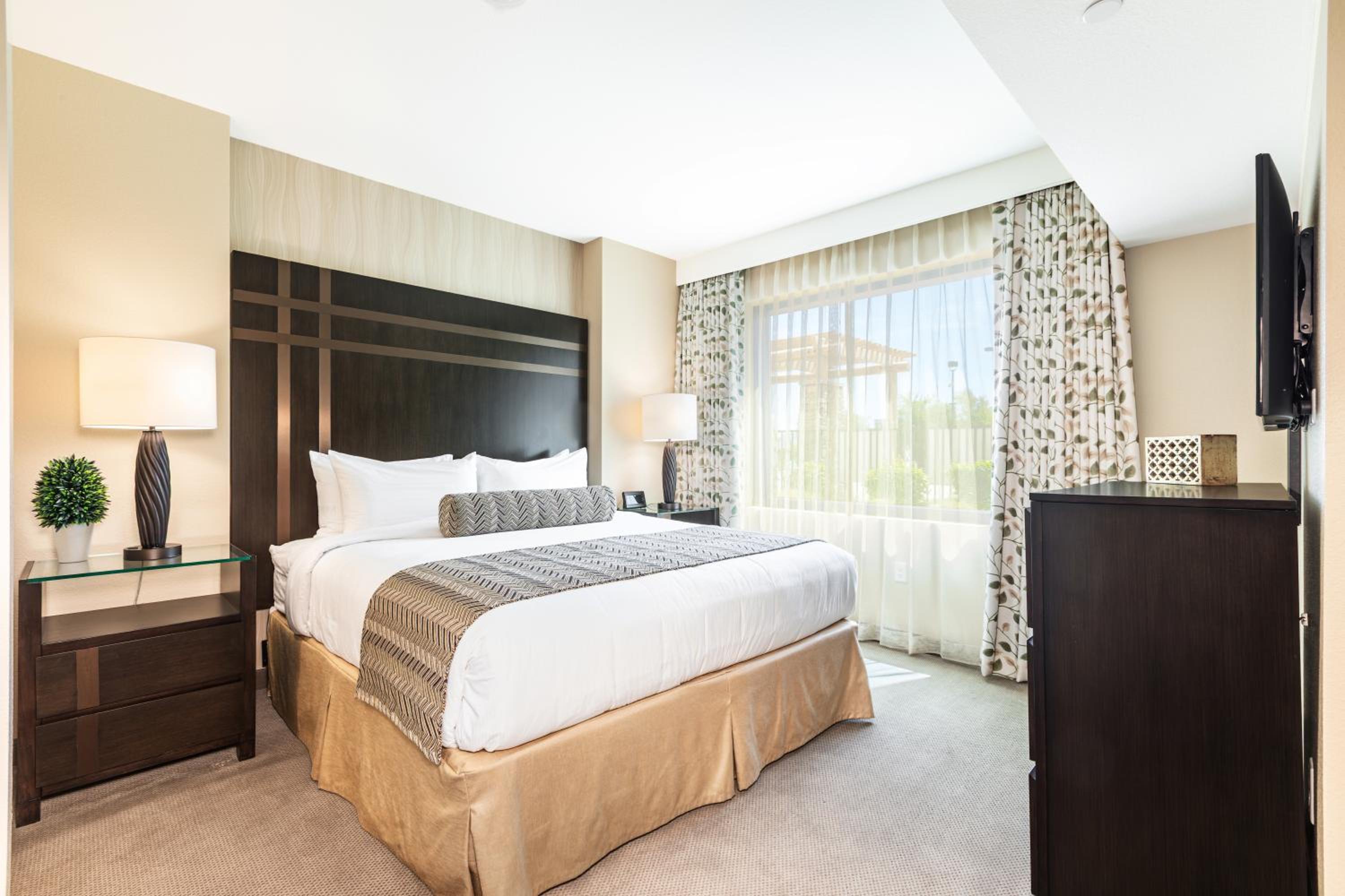 Suite with Pool View - Photo 11