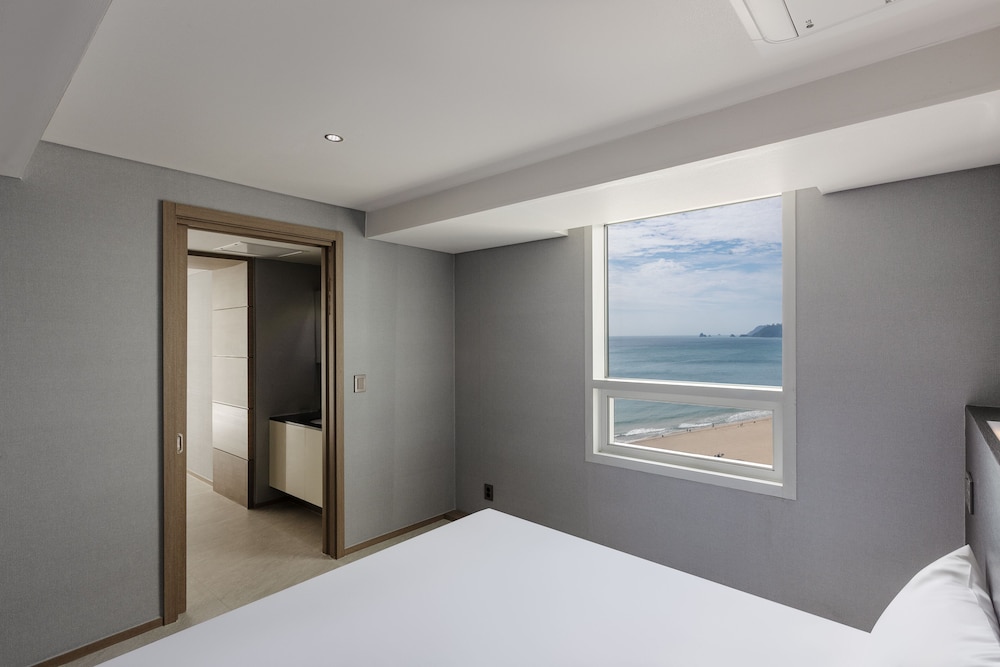 Junior Suite Partial Ocean View - Photo 2