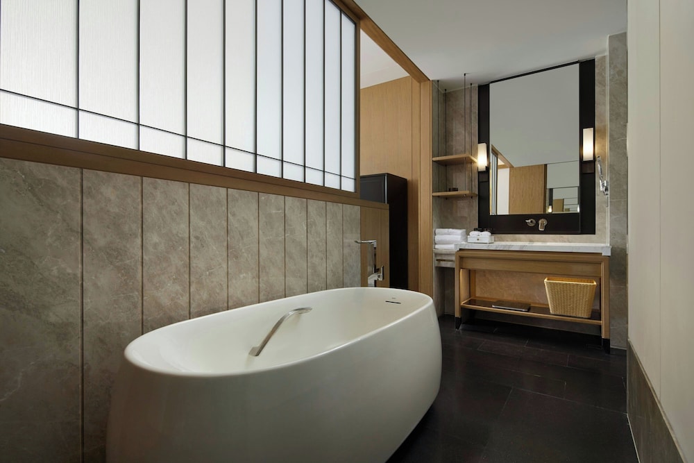 Deluxe Room, Multiple Beds, Balcony photo 2