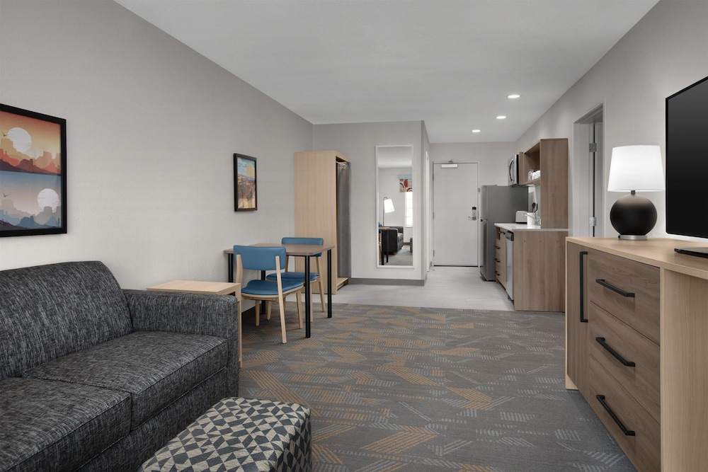 Suite, 1 King Bed, Accessible (Roll-In Shower) - Photo 9
