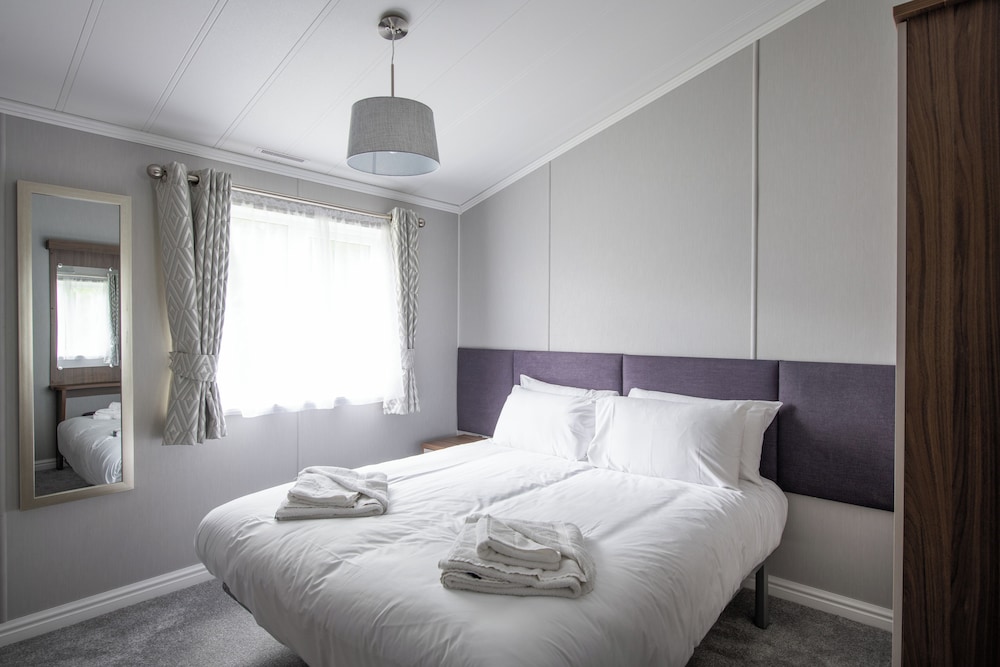 Indulgent 6 berth lodge 3 Bed, 2 Double, 1 Twin, Hot Tub, PF