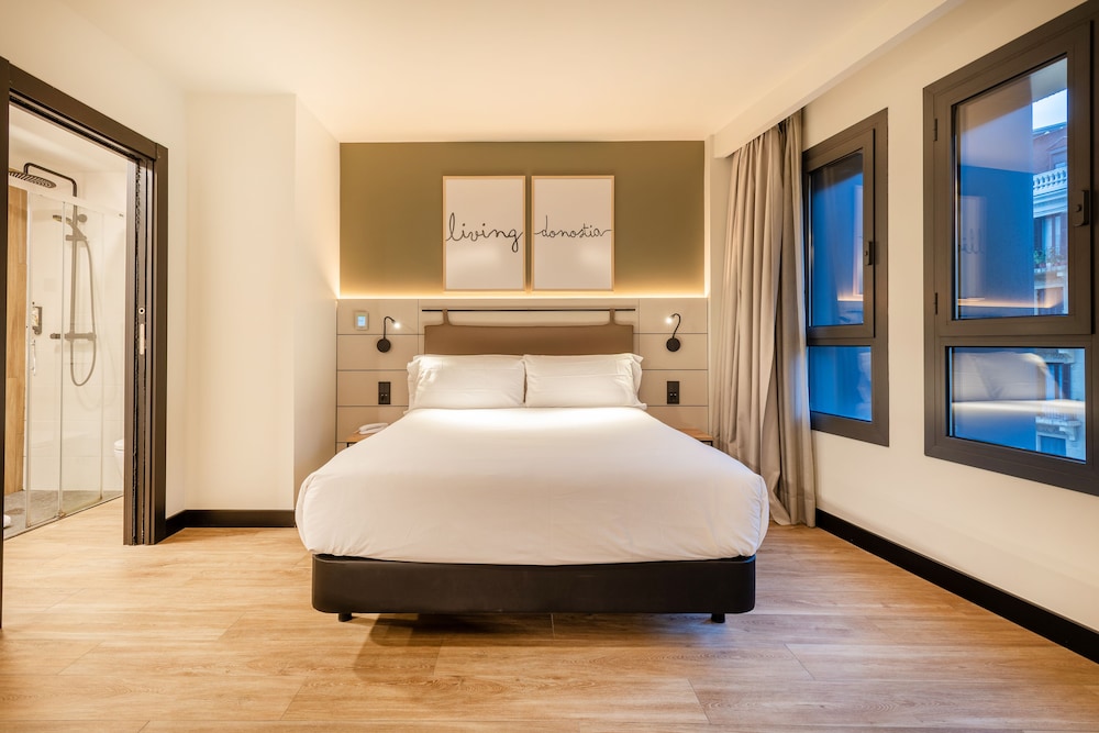 Deluxe Room - Photo 5