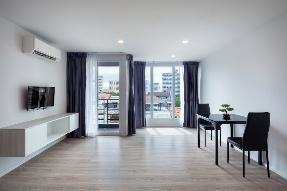 Luxury One Bed Room Suite - Photo 3
