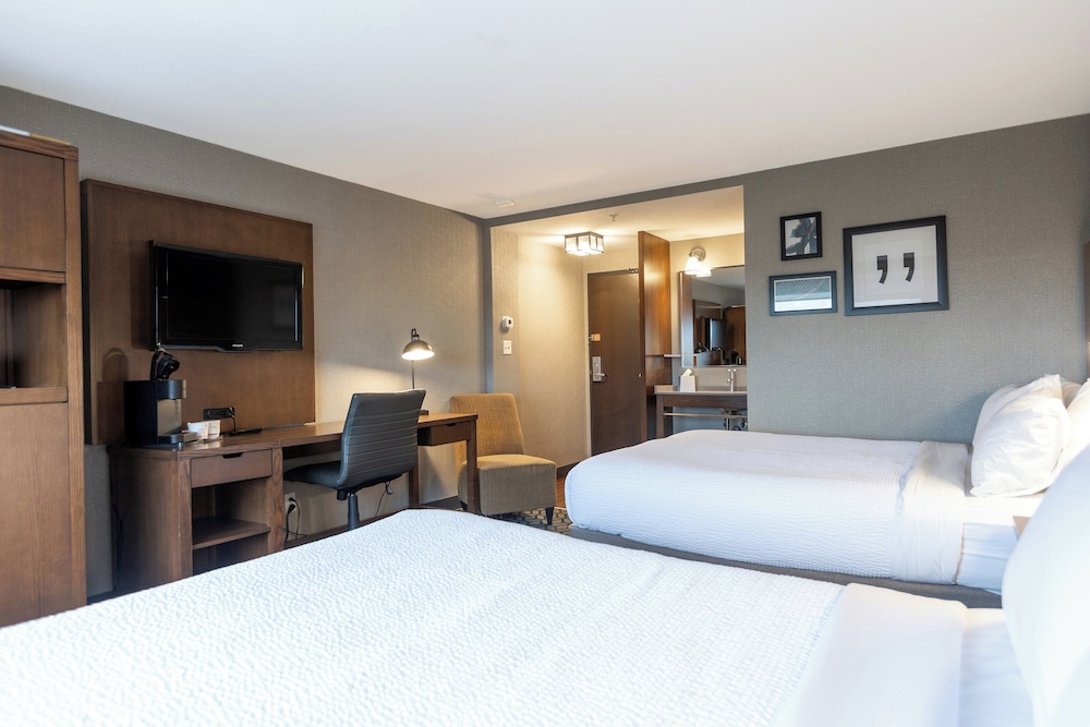Standard Room, 2 Queen Beds, Pool View - Photo 9