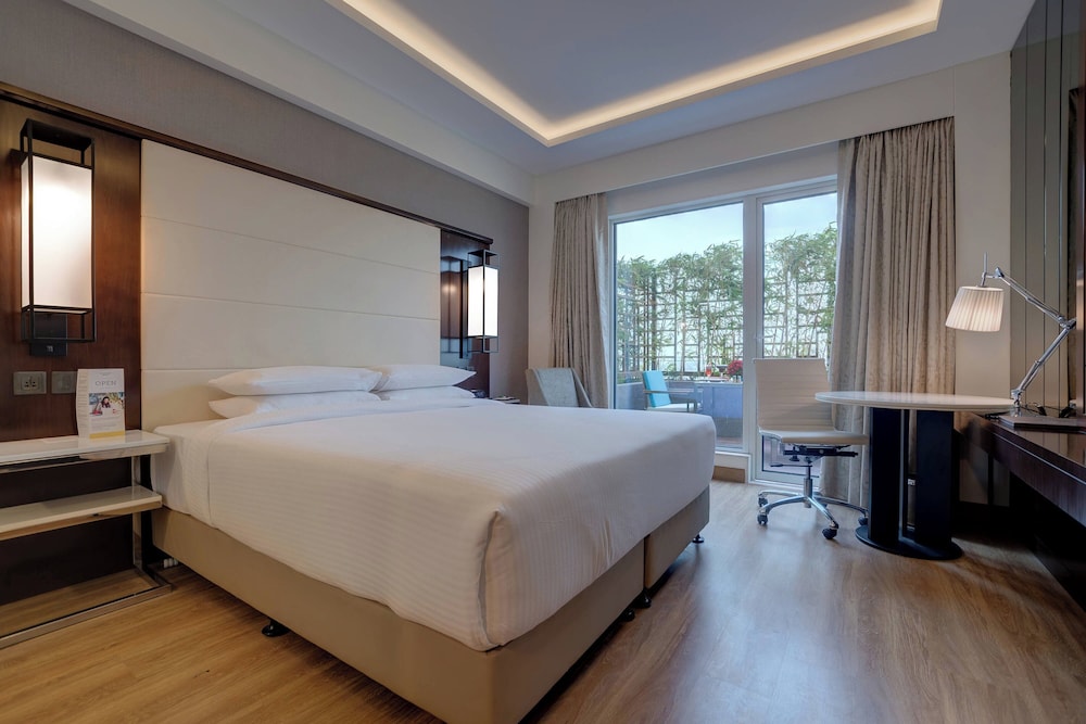 Premier Room, 1 King Bed, Poolside