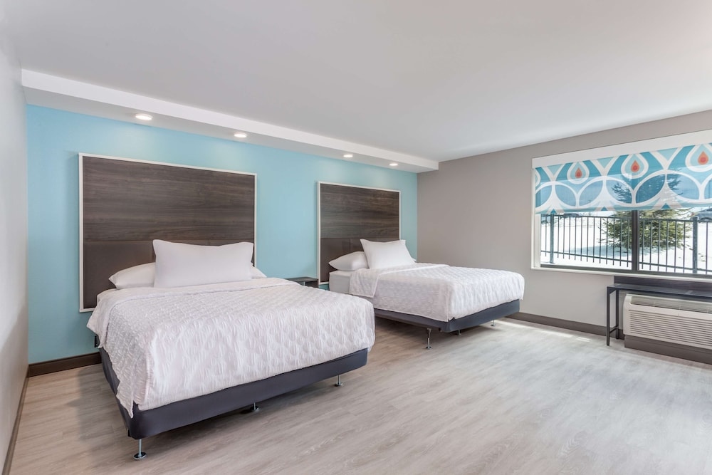 Room, 2 Queen Beds, Accessible, Bathtub photo 3