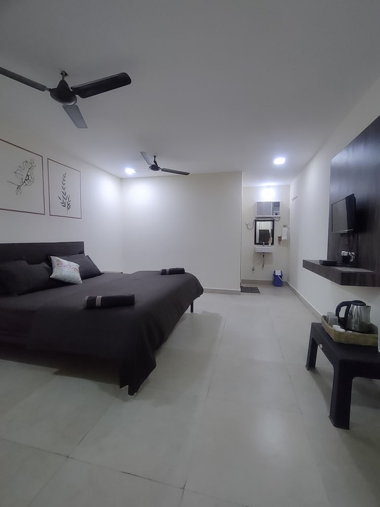 Basic Double Room, Balcony, Garden View