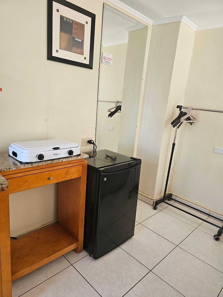 Comfort Studio, 1 Queen Bed, Non Smoking, Courtyard View photo 2