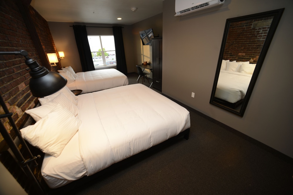 Luxury Room, 2 King Beds, Lake View