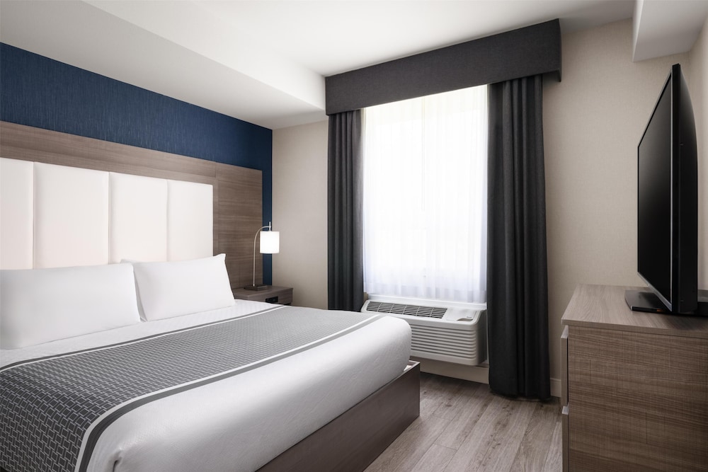 Suite, 1 King Bed, Non Smoking, Refrigerator & Microwave (with Sofabed) - Photo 3