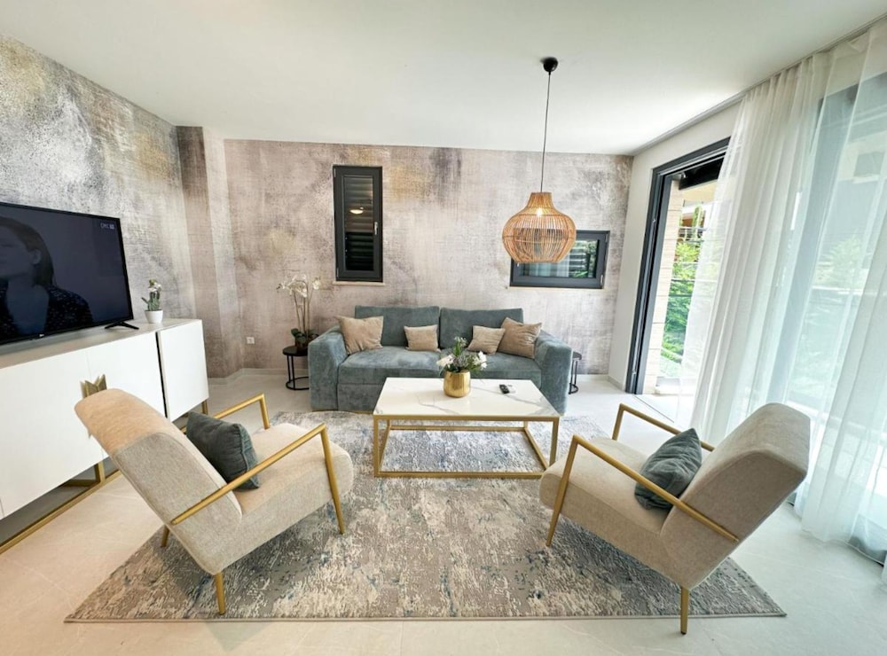 Apartment (One-Bedroom Apartment With Terrace (T)