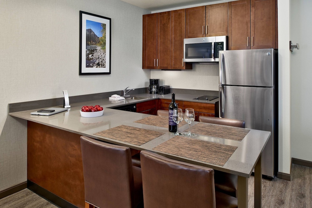Suite, 2 Bedrooms (Mobility/Hearing Access, Roll-In Shwr)
