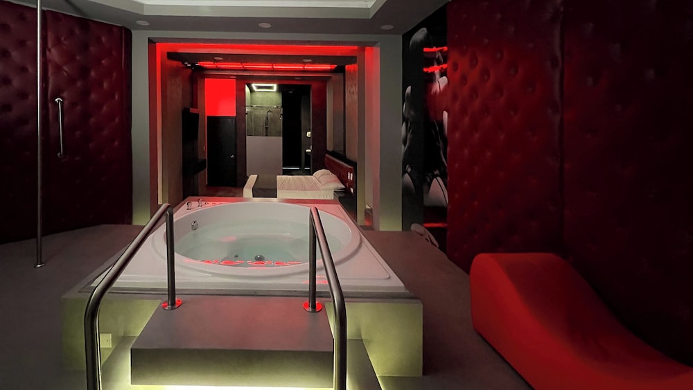 Superior Room, Jetted Tub