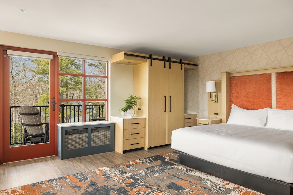 Signature Suite, 1 King Bed with Sofa bed, Balcony, City View photo 3