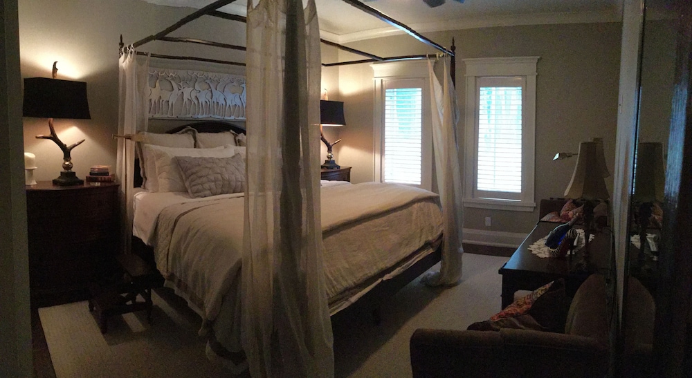 Romantic Room, 1 King Bed, Private Bathroom, Garden View (Deer Trail) photo 1