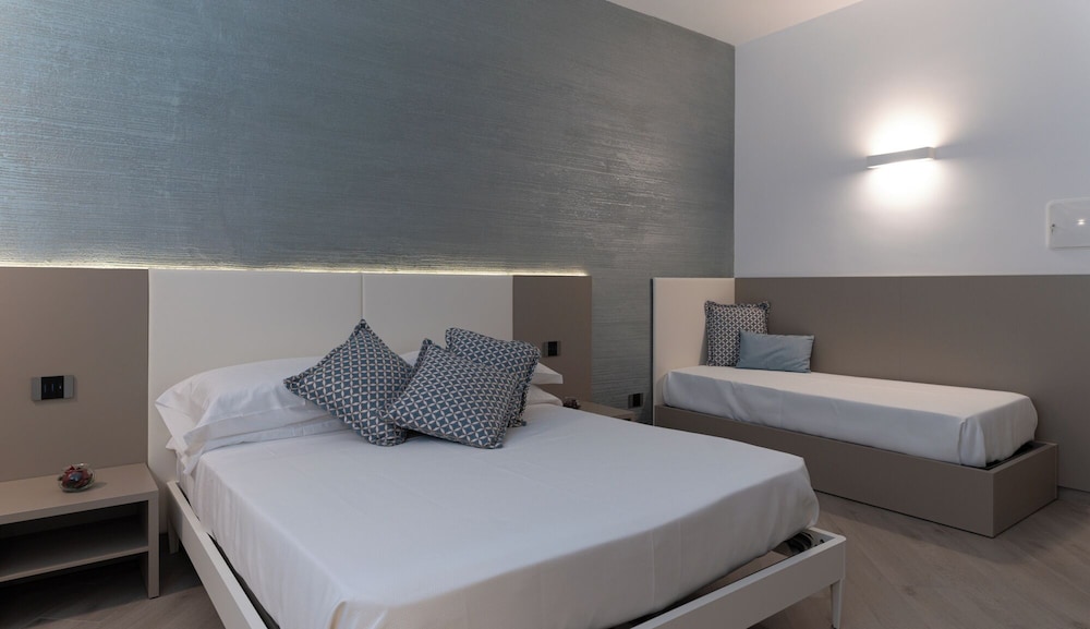 Deluxe Triple Room, Pool View photo 2