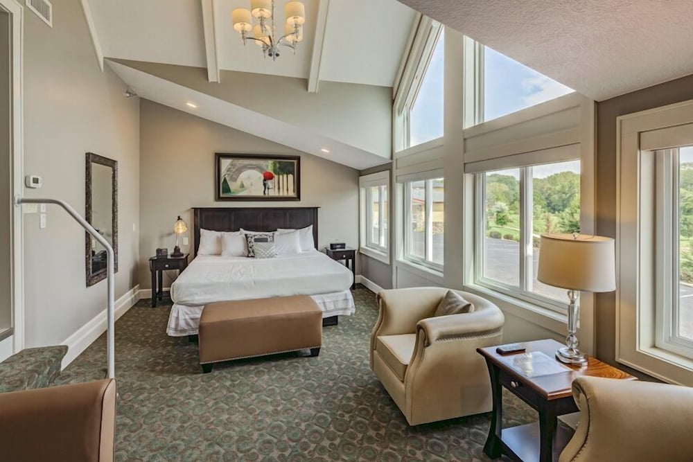 Bi-Level King Suite (406)