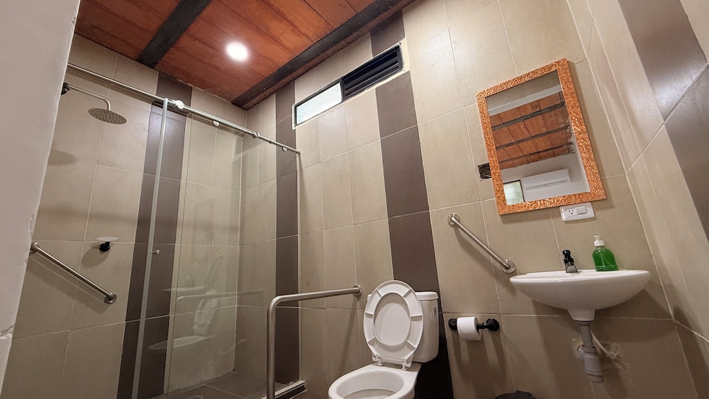 Double Room, 1 King Bed, Mobility Accessible, Courtyard View photo 2