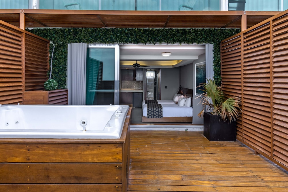 Junior Suite, Hot Tub - Photo 11
