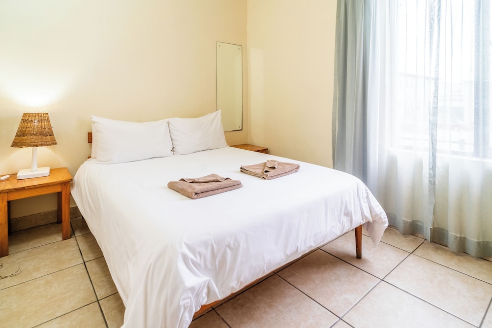 3 Sleeper Rondavel (1 bedroom) (8)