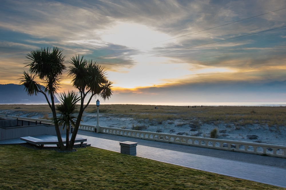 Oceanfront Queen - Photo 4