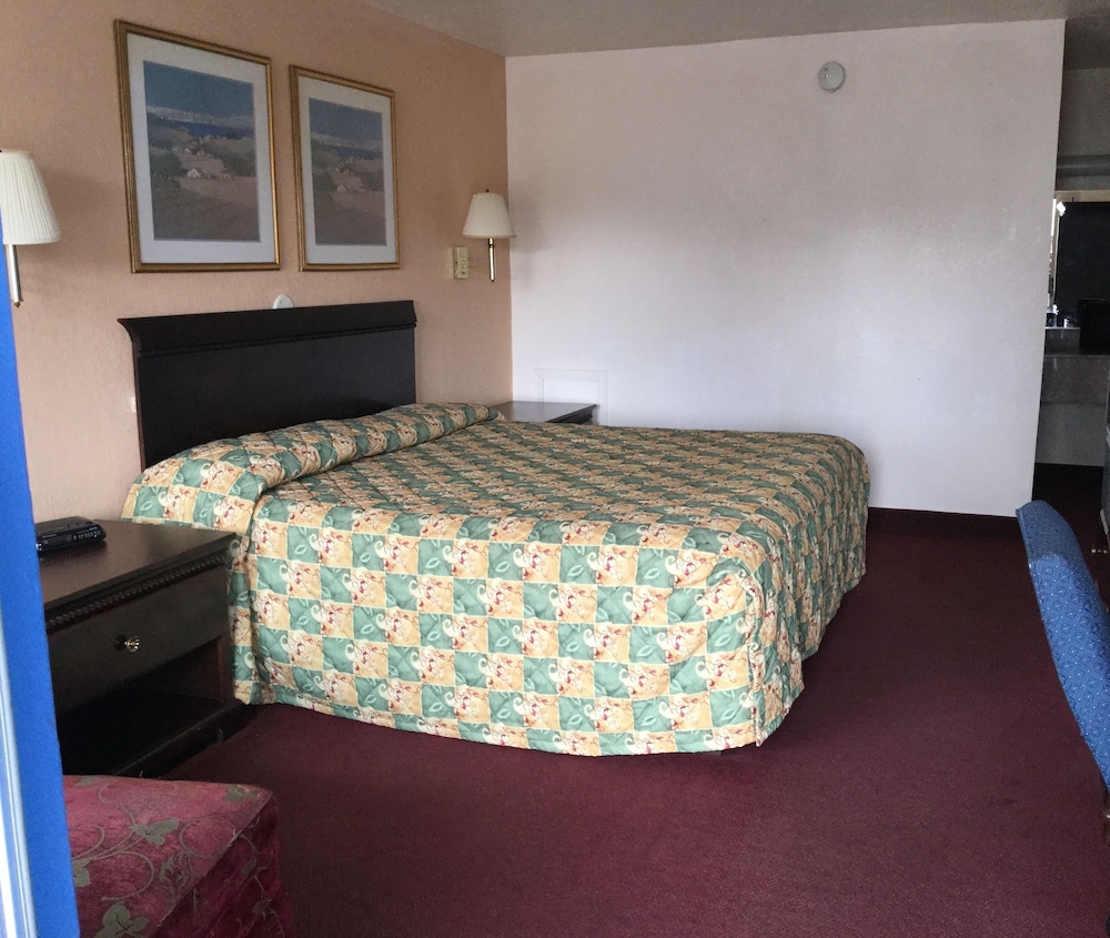 Standard Room, 1 King Bed, Smoking photo 2