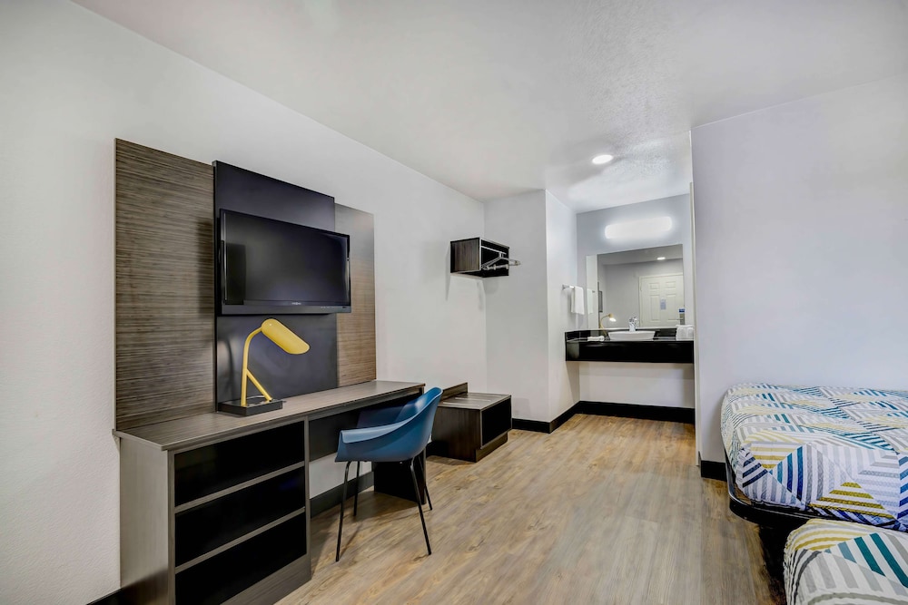Deluxe Room, 2 Double Beds, Smoking, Refrigerator & Microwave photo 3