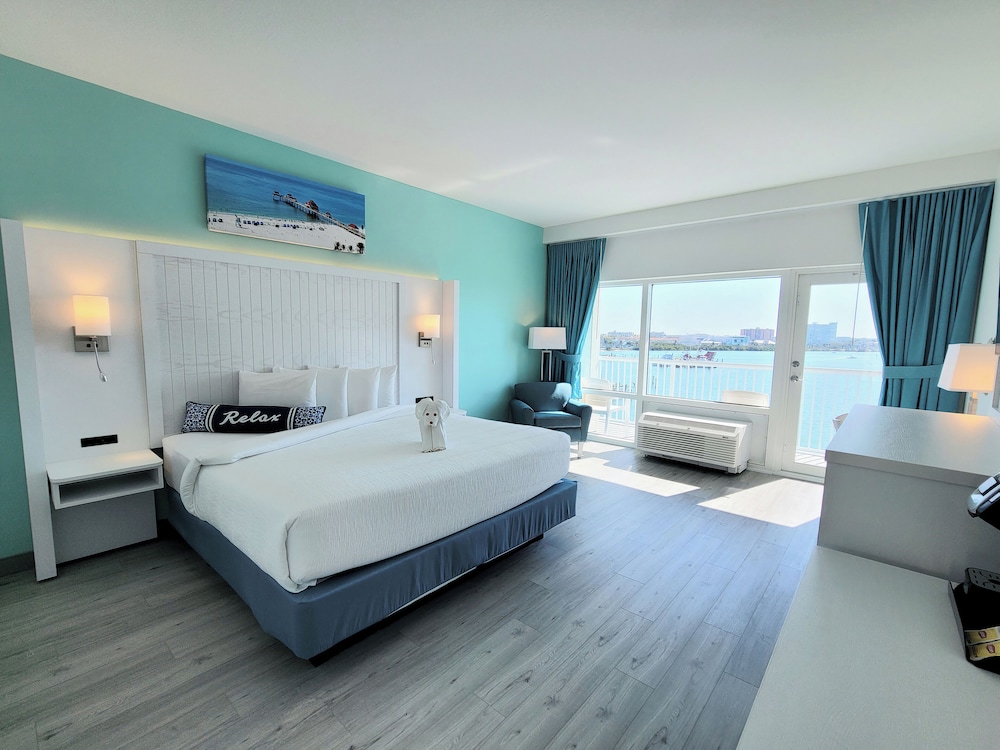 Premium Room, 1 King Bed, Balcony, Marina View