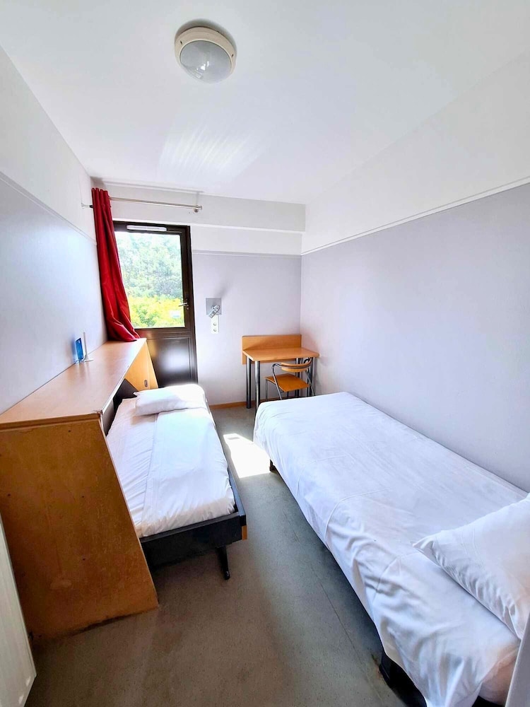 Economy Twin Room Shared Toilets