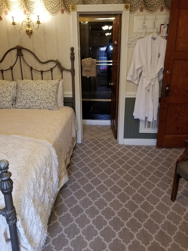 Standard Room, 1 Queen Bed, Private Bathroom, Mountain View photo 3