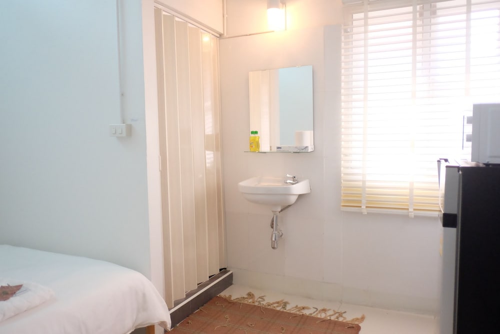 Luxury Single Room, 1 Twin Bed, Non Smoking, Refrigerator & Microwave photo 1