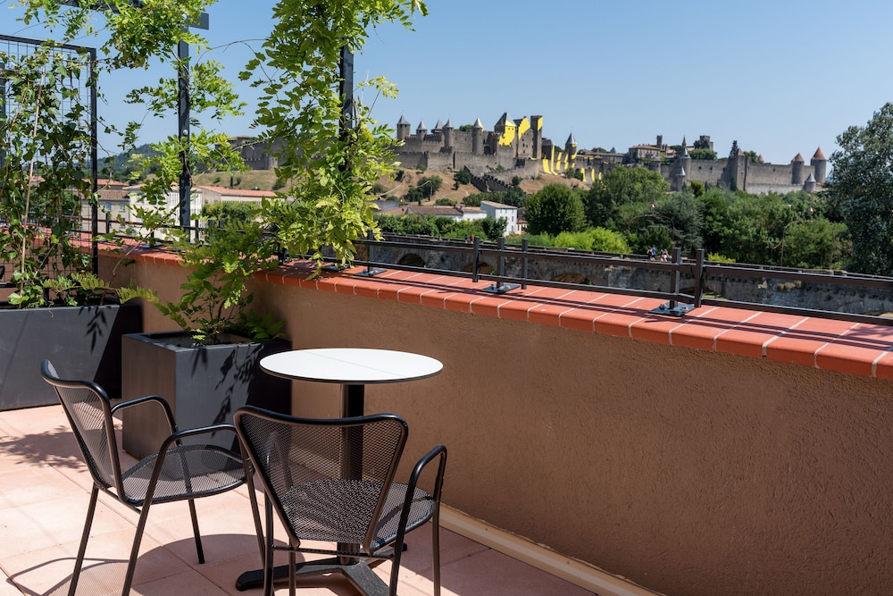 Deluxe Double Room, 1 Queen Bed, Terrace, City View photo 3