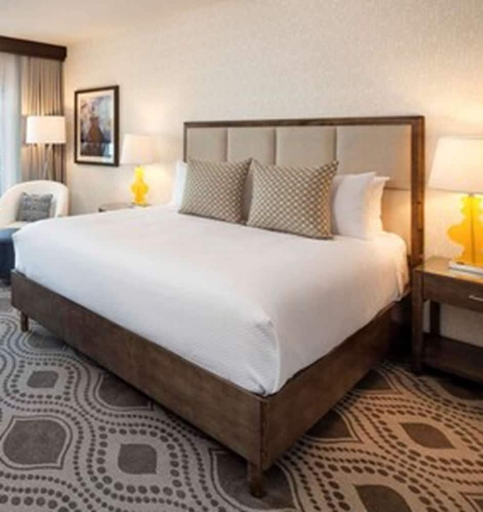 Standard Room, 1 King Bed, Balcony photo 2