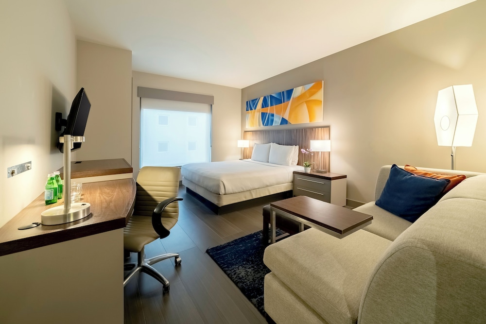 Room, 1 King Bed, Mobility Accessible (Shower) photo 3